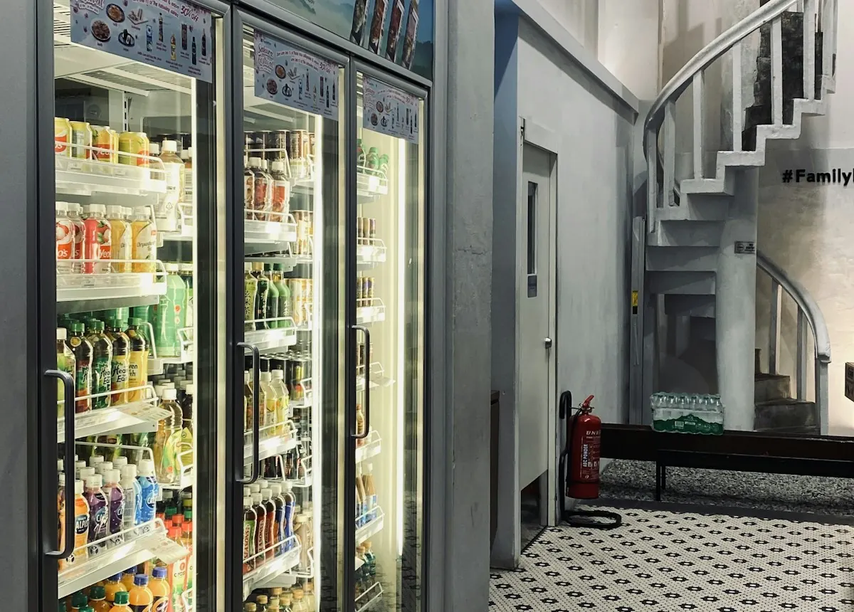 Heladeras exhibidoras con bebidas en un comercio