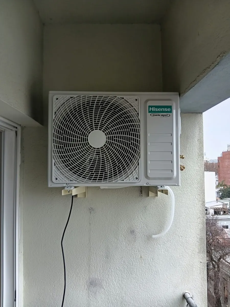 Unidad exterior de aire acondicionado con soportes